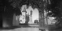 Саратов - Вид из сада Липки на памятник Н.Г.Чернышевскому и консерваторию