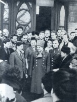 Саратов - Ю.А.Гагарин у входа в аэроклуб