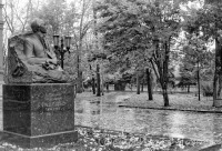 Саратов - Памятник А.Н.Радищеву перед художественным музеем его имени