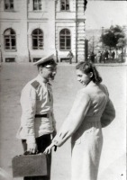 Саратов - Суворовец и девушка на площади Революции