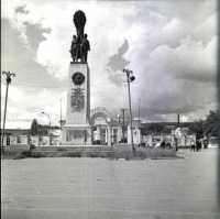 Саратов - Памятник колхознику и колхознице перед Торговым Центром