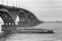 Саратов - Теплоход ОМ-167 у моста Саратов-Энгельс
