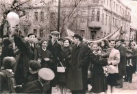 Саратов - Первомайская демонстрация на углу Мирного переулка и улицы  20-летия ВЛКСМ