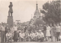 Саратов - Туристы у памятника Н.Г.Чернышевскому