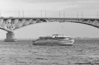Саратов - Теплоход ОМ-397 у моста Саратов-Энгельс
