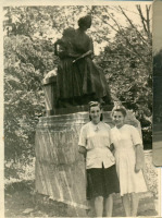 Саратов - Памятник первой учительнице