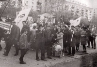 Саратов - Колонна демонстрантов на проспекте 50 лет Октября