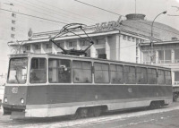 Саратов - Один из первых трамваев КТМ-5 в Саратове на остановке у цирка