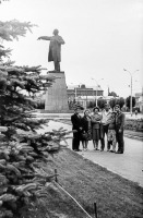 Саратов - У памятника В.И.Ленину  на площади Революции