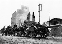 Франция - Расчет немецкого артиллерийского орудия направляется на новые позиции во время наступления на Париж
