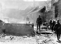 Франция - Немецкие солдаты проходят по разрушенному кварталу во время наступления