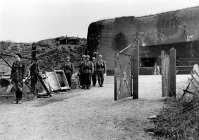 Франция - Группа немецких солдат у входа в захваченное противотанковое укрепление линии Мажино