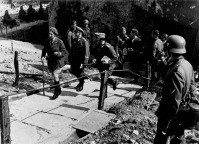 Франция - Немецкие офицеры в сопровождении французских офицеров выходят из бункера на линии Мажино