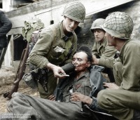 Франция - American soldiers give water to a wounded German soldier in Limay, France in 1944