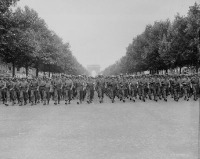 Париж - Американские солдаты с парадом  на Елисейских полях.