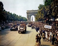 Париж - Crowds of French patriots line the Champs Elysees Франция,  Иль-де-Франс,  Париж