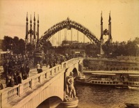 Париж - Crowds crossing the Pont de l'Alma. Paris Exposition Франция,  Иль-де-Франс,  Париж