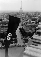 Париж - Фашистский флаг над одной из улиц Парижа