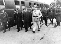 Париж - Прибытие рейхсмаршала Г. Геринга в Париж; слева -глава французского правительства Ф.Петэн