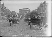 Париж - Прогулка по парижской улице, 1906