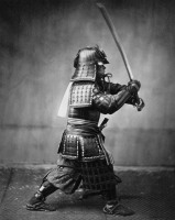 Япония - Вооружённый самурай в доспехах, с мечом и кинжалом.