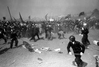 Япония - Столкновение демонстрантов-коммунистов и японской полиции