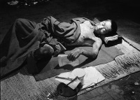 Хиросима - Жертва бомбардировки в Хиросиме лежит во временном госпитале,