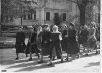 Алма-Ата - Алма-Ата. Студентки у дома губернатора. 1952 г.