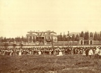 Алма-Ата - Жители Верного на фоне Архирейского дома, 1885