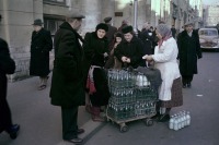 Старые магазины, рестораны и другие учреждения - Продажа молока на ул.25-го Октября(Никольской)