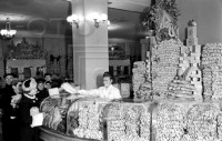 Старые магазины, рестораны и другие учреждения - Гастроном №2 — оживленная торговля в хлебном отделе. Москва, 1947