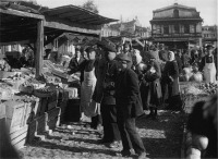 Старые магазины, рестораны и другие учреждения - Продажа офощей и фруктов на базаре в Апраксином Дворе. 1924 год
