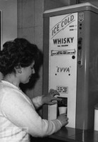 Старые магазины, рестораны и другие учреждения - Автомат по продаже виски