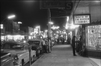 Старые магазины, рестораны и другие учреждения - Уличная сцена с винным магазином в Сиудад-Хуаресе