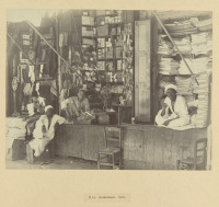 Старые магазины, рестораны и другие учреждения - Магазин бисера и тканей на Арабском базаре в Каире