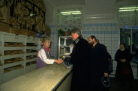 Старые магазины, рестораны и другие учреждения - Президент США Билл Клинтон в московском хлебном магазине