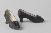 Ретро мода - Чёрные атласные туфли с цветком из чёрного газа