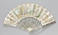 Ретро мода - Бумажный веер с молодожёнами на центральном картуше и рамой из слоновой кости