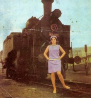 Ретро открытки - Девушка на фоне паровоза