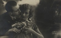 Ретро открытки - Дівчина з букетом і молодим чоловіком.