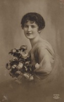 Ретро открытки - Жінка з букетом квітів.