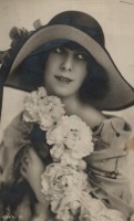 Ретро открытки - Дівчина  в капелюшку з квітами.