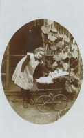 Ретро открытки - Девочка с куклой