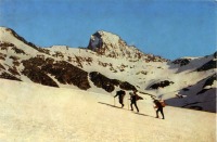 Ретро открытки - Туристы на пути к перевалу Халега