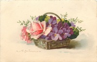 Ретро открытки - Бледные розы и фиалки в плетёной корзине