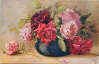 Ретро открытки - Семь розовых и красных роз в низкой голубой вазе