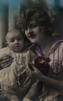 Ретро открытки - Ретро-поштівка.  Жінка з дитиною.