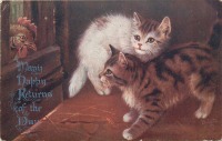 Ретро открытки - Кто боится. Два котёнка и курица в окне