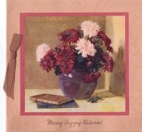 Ретро открытки - Счастливые поздравления. Бордовые и розовые хризантемы в фиолетовой вазе