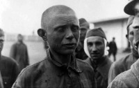 Прибалтика - Советский военнопленный в пересыльном лагере